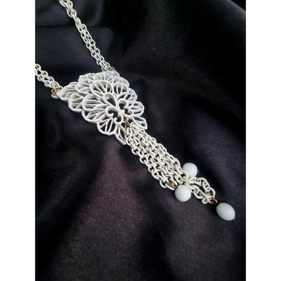 Rare Find Vintage CROWN TRIFARI 1960s Signed White Enamel Pendant Necklace - Picture 6 of 9